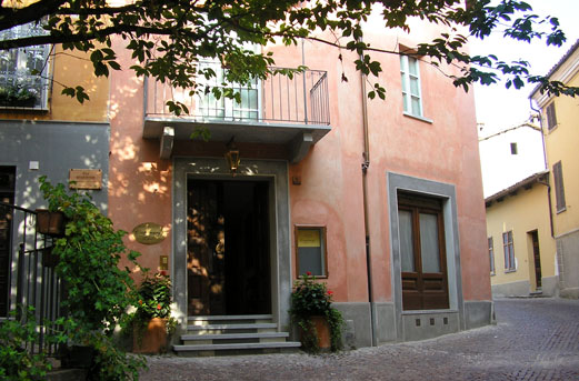L’Hotel Castelbourg est situé au centre de Neive, villane des Langhe
